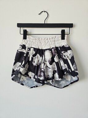 LULULEMON Black White Floral Print Lightweight Tracker Shorts 4" Lined Size 4